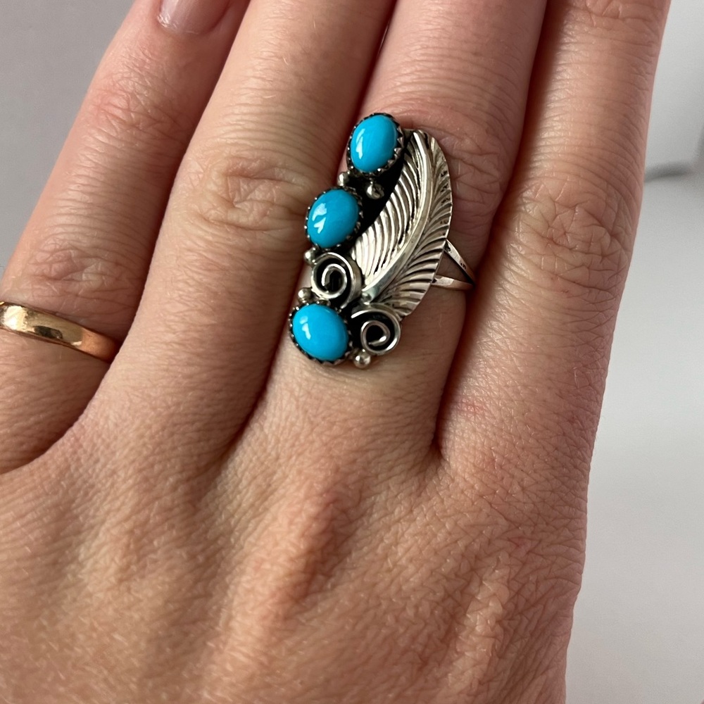 Vintage sterling silver and turquoise ring with intricate detail. Size 8-8.5